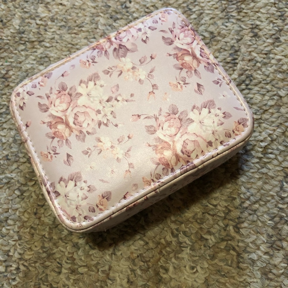 ✨SOLD✨Lauren Conrad jewelry travel case